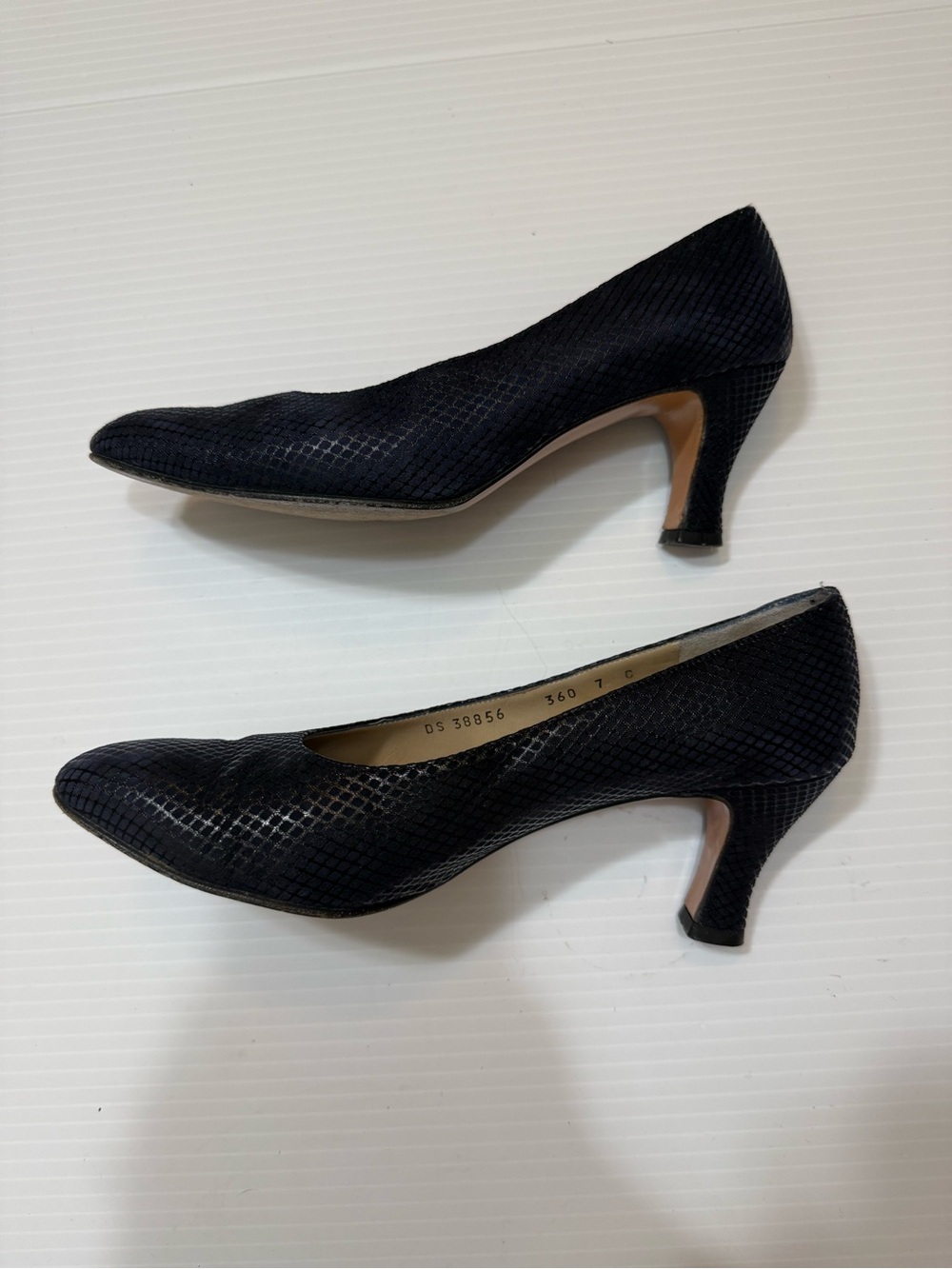 Ferragamo Black Textured Leather Pumps Size 7 - Picture 4 of 10